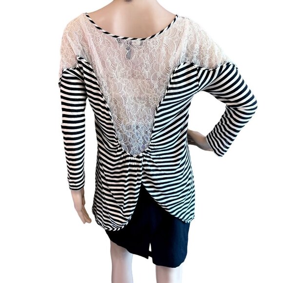 BCBGMAXAZRIA Lace Back Top Size Small Striped Black White Parisian Style Elegant - Picture 1 of 10